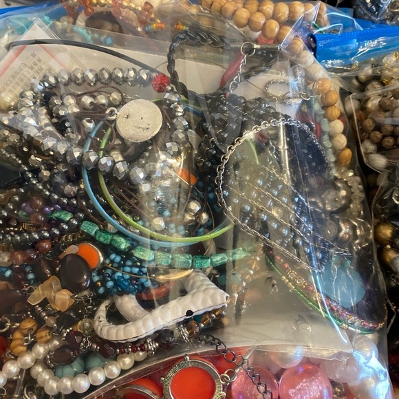 5 LB ESTATE Mystery Bulk Lot ANTIQUE VTG MODERN JEWELRY Reseller Lot - Picture 3 of 13